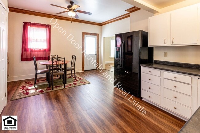 Building Photo - 708 E 9th St