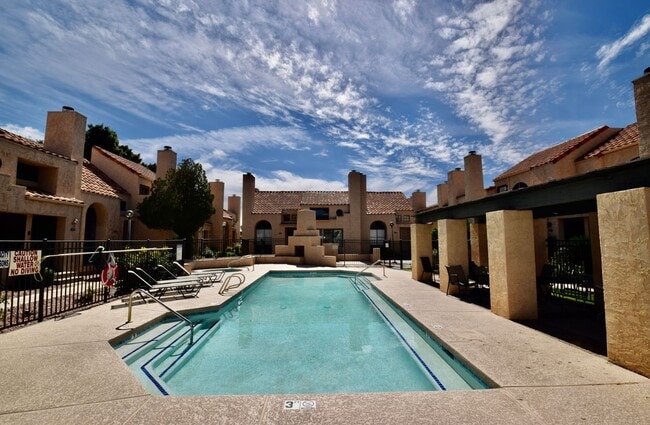 Foto del edificio - Beautiful modern 1 bed 2 bath corner unit in the Highlands Condominium community.