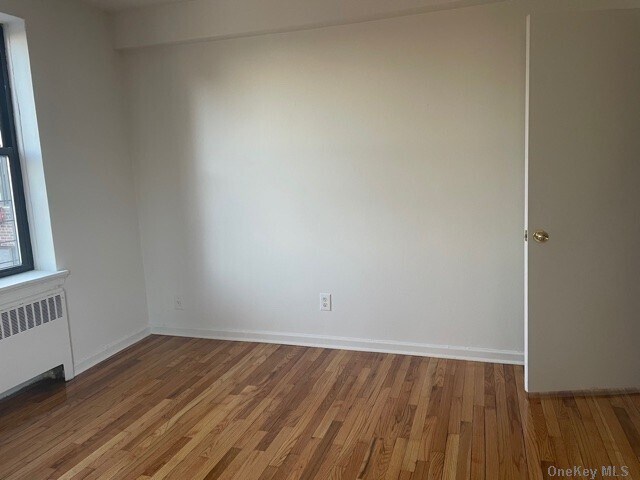 Foto del edificio - 61-51 Dry Harbor Rd