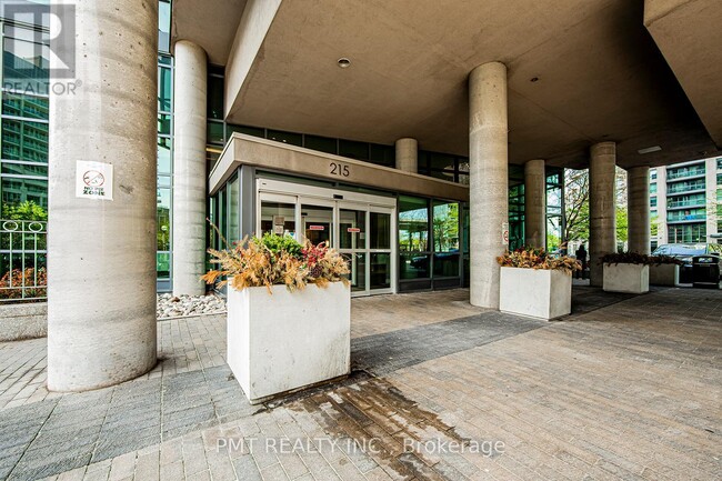 Photo du bâtiment - 215-215 Fort York Blvd