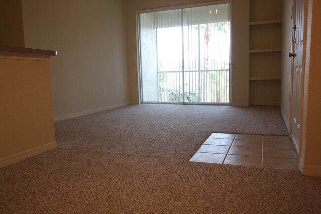 Foto del edificio - RIVERVIEW: 2 bed/1 bath, 3rd floor Condo