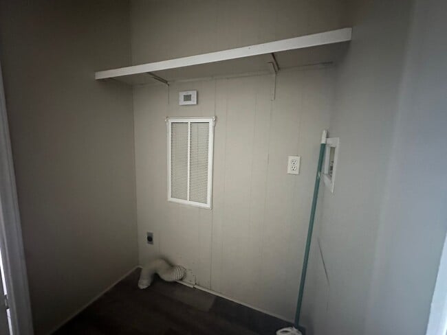 Building Photo - Welcome to this charming 2-bedroom, 2-bath...