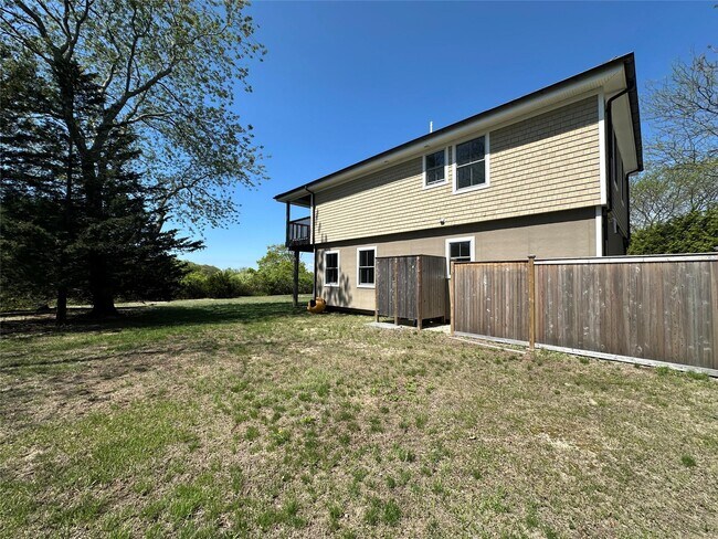 Building Photo - 1854 N Bayview Rd