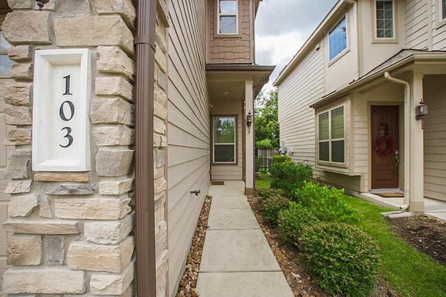 Building Photo - 103 Aventura Pl