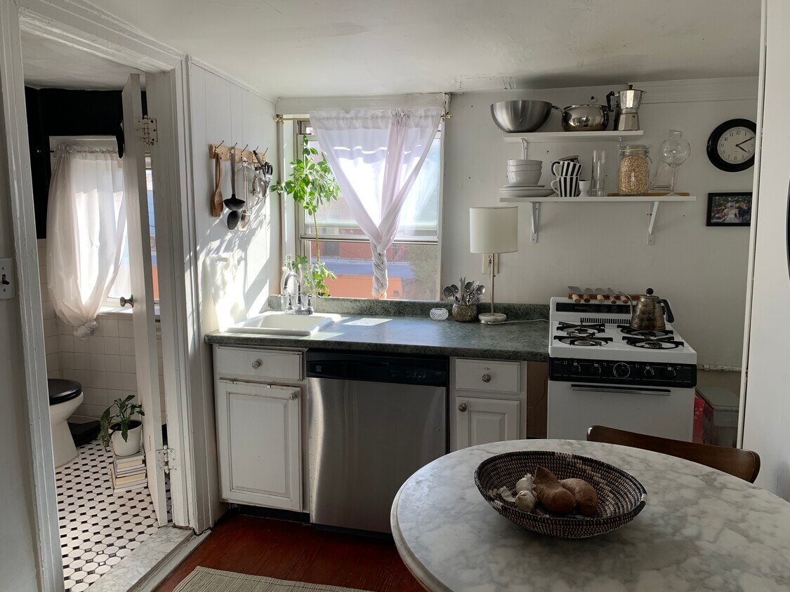 Kitchen, photo doesn’t include new stove - 184 19th St