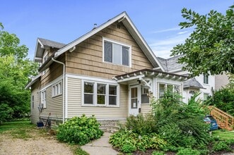 Building Photo - 1027 17th Ave SE