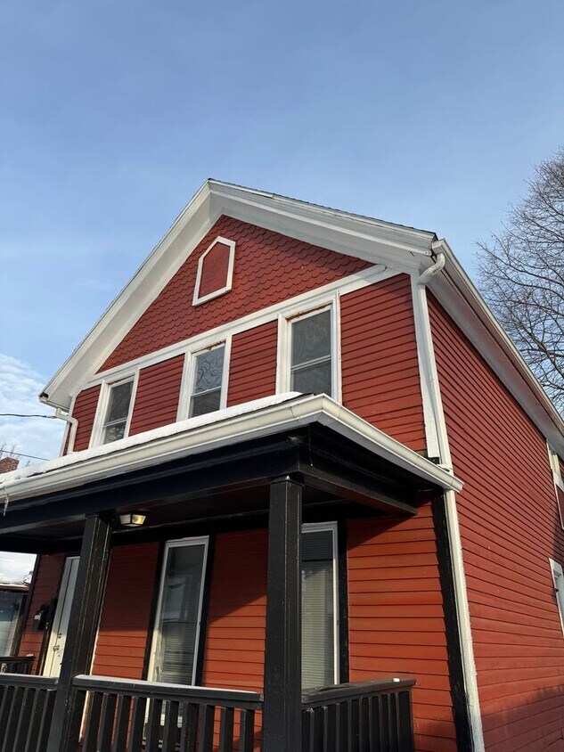 Foto del edificio - Charming 3-Bedroom Home with Great Space & Natural Light and Private Yard on Quiet Rochester Street