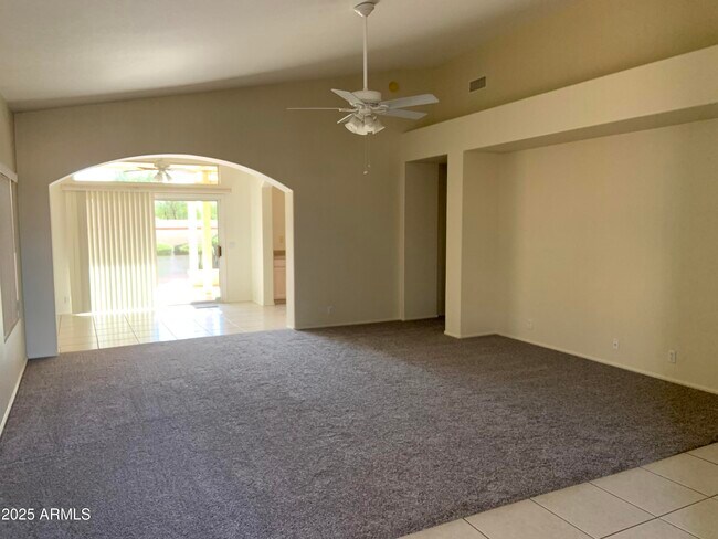 Foto del edificio - 9069 W Behrend Dr