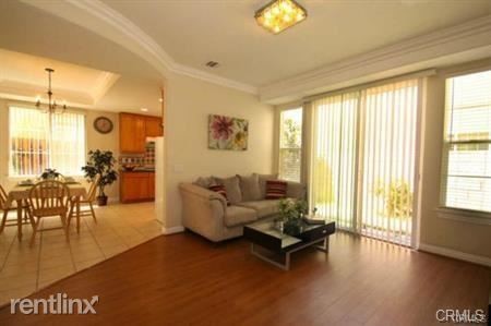 Building Photo - 4 br, 3 bath Townhome - 5648 Sultana Ave