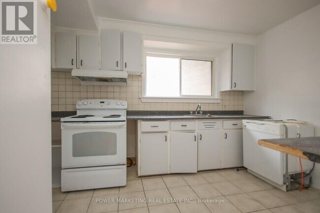 Photo du bâtiment - 679-679 Roosevelt Ave
