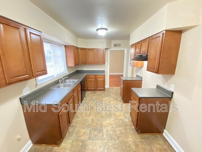 Building Photo - 1001 Monticello Dr