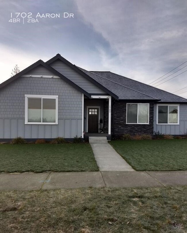 Building Photo - 1702 Aaron Dr