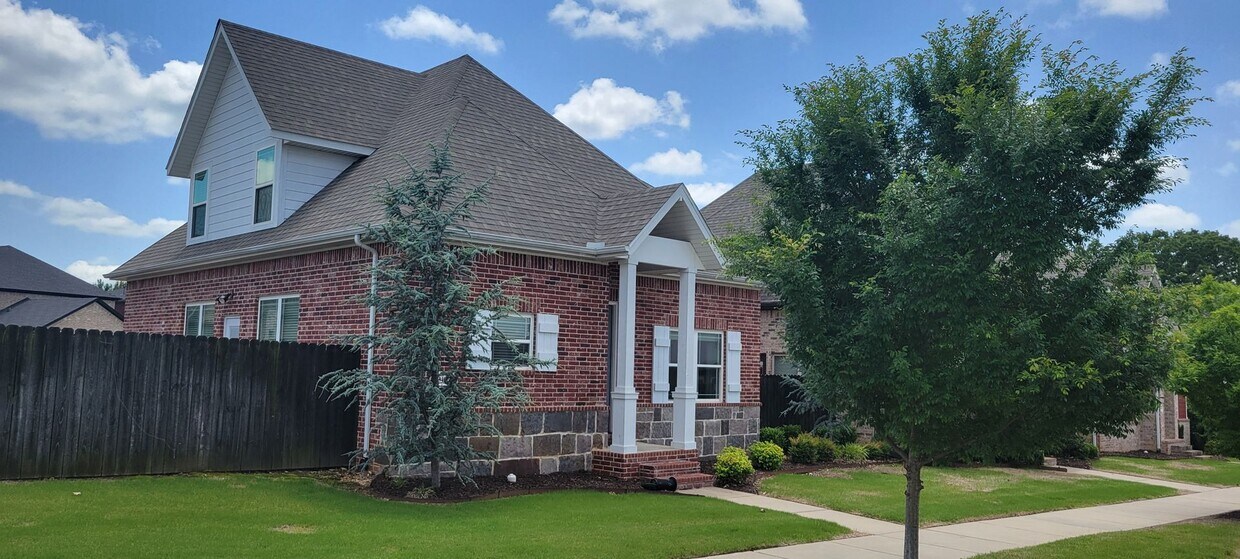 Foto principal - 3 bedroom 2.5 bath / Community pool / 2 ca...