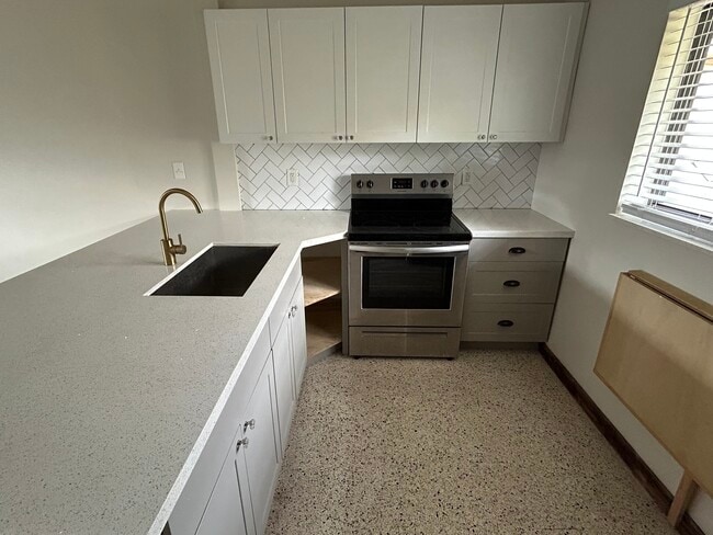 Building Photo - 910 SW 4th Ave