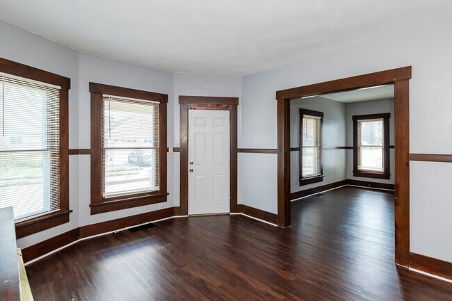 Building Photo - 832 Maple Ave