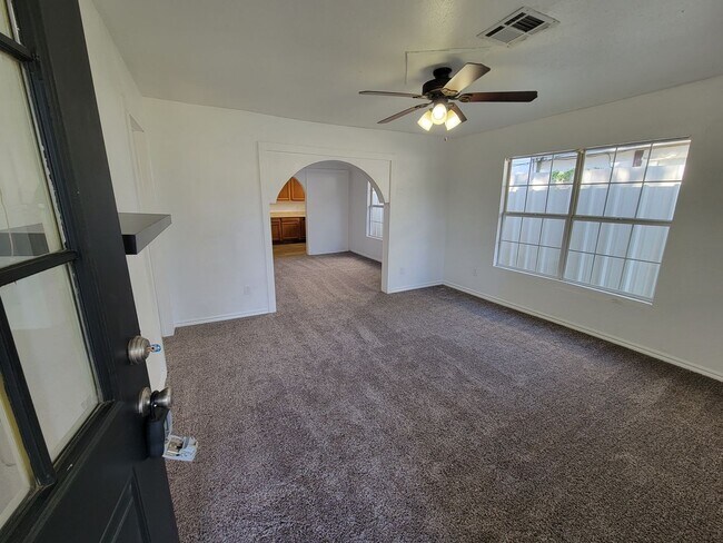 Building Photo - 2 bed near UCO!