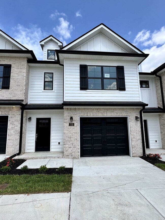 Foto del edificio - TOWNHOME ON WEST SIDE NEAR FIVE OAKS GOLF COURSE!