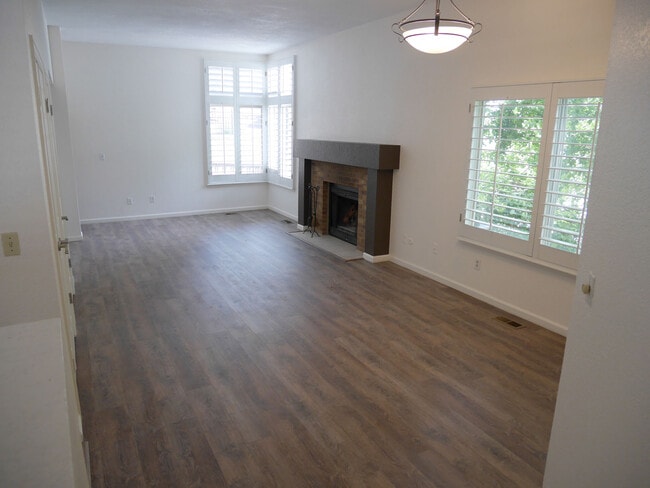 Building Photo - 5555 E Briarwood Ave