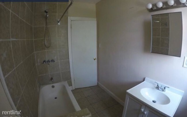 Foto del edificio - 1 br, 1 bath Apartment - 4935 Mulberry St