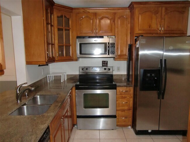 Building Photo - 10575 Royal Palm Blvd