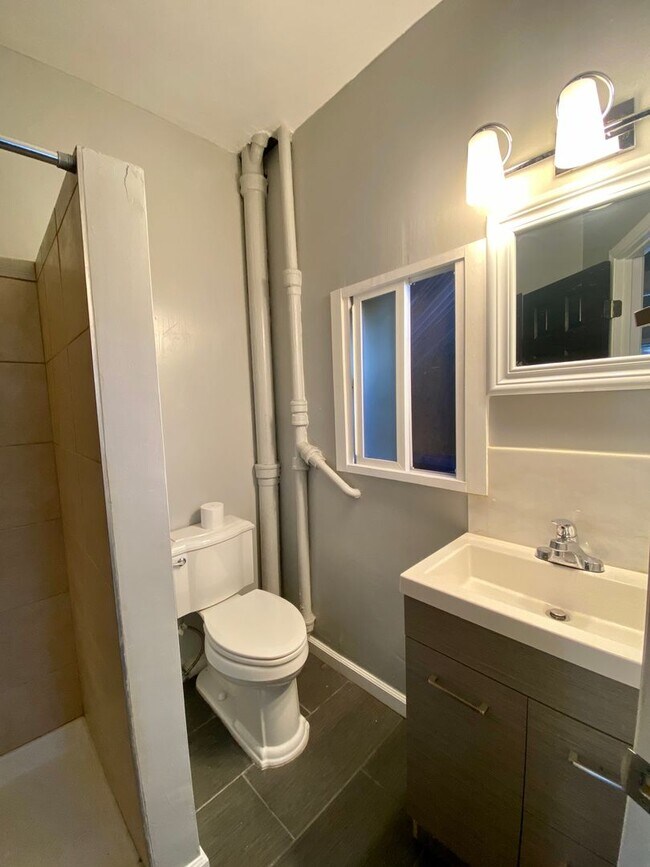 Building Photo - 3 bedroom/2 bath unit in Chinatown! Privat...