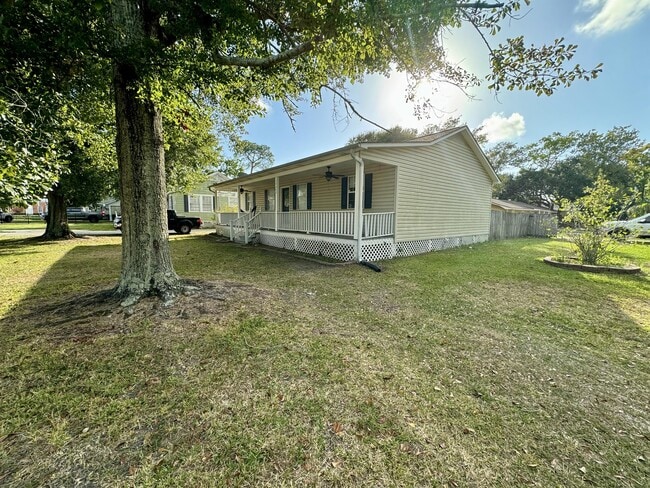 Building Photo - 1949 Pascagoula St