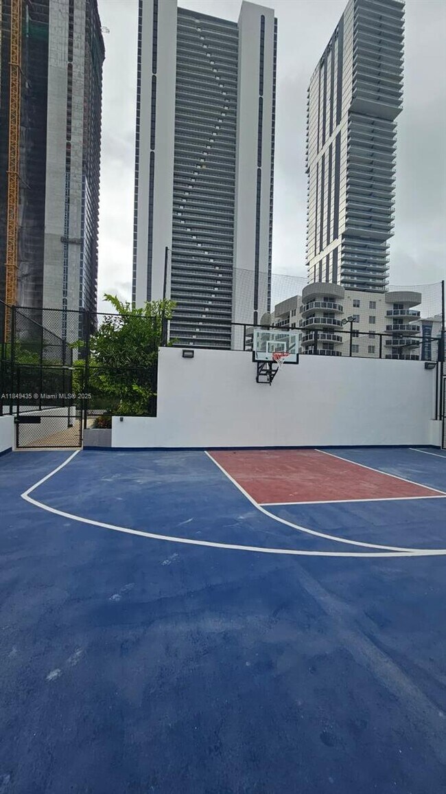 Foto del edificio - 700 NE 24th St