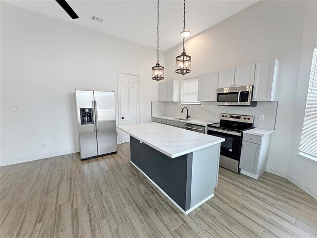 Building Photo - 306 Stiles St
