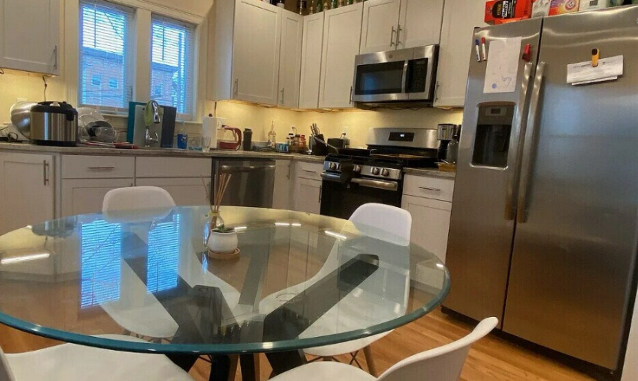 Foto del edificio - 6 Bedroom-Huge No Broker FEE