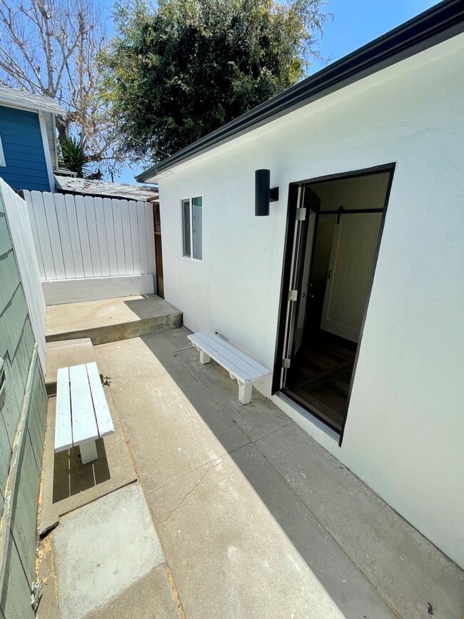 Foto del edificio - Remodeled Studio with side yard in the hea...