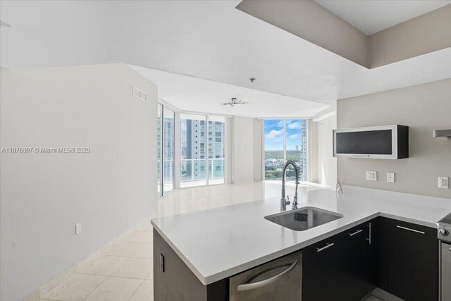 Foto del edificio - 150 Sunny Isles Blvd