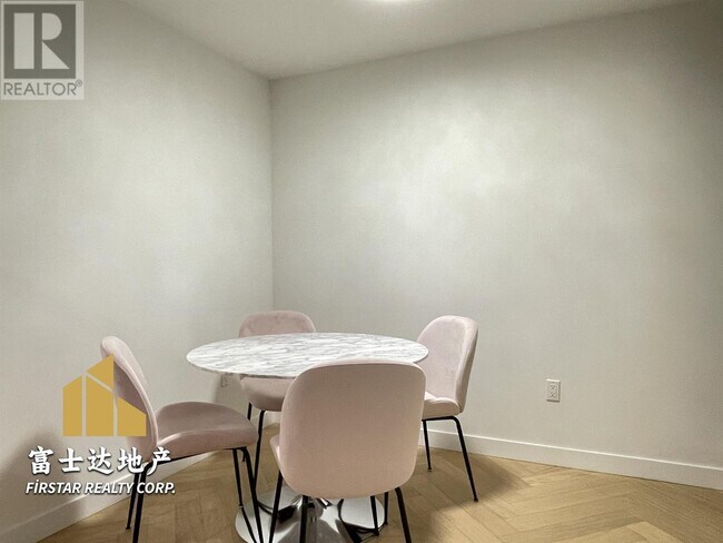 Photo du bâtiment - 6788-6788 Oak St