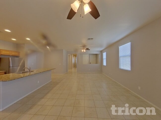 Foto del edificio - 41038 W Portis Dr