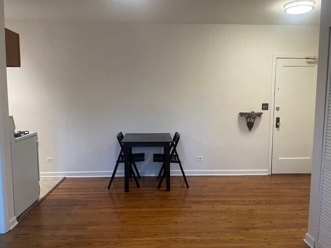 Living Room - 4425 N Lawndale Ave