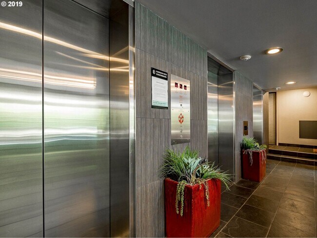 Foto del edificio - Modern High-Rise Condo in Downtown Portland with Skyline Views