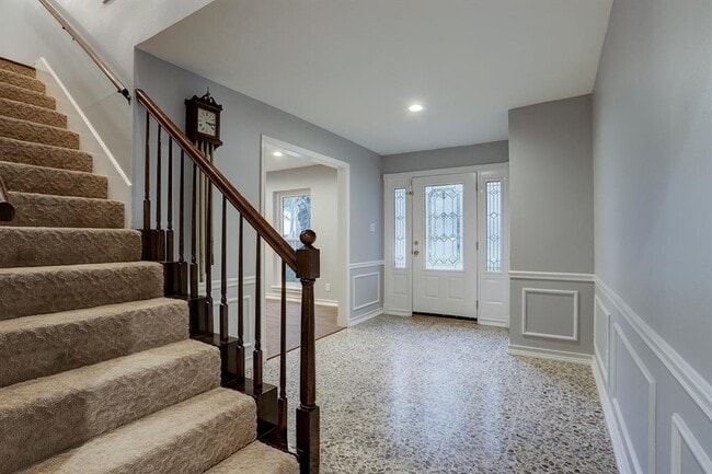 Building Photo - 802 Pinesap Dr
