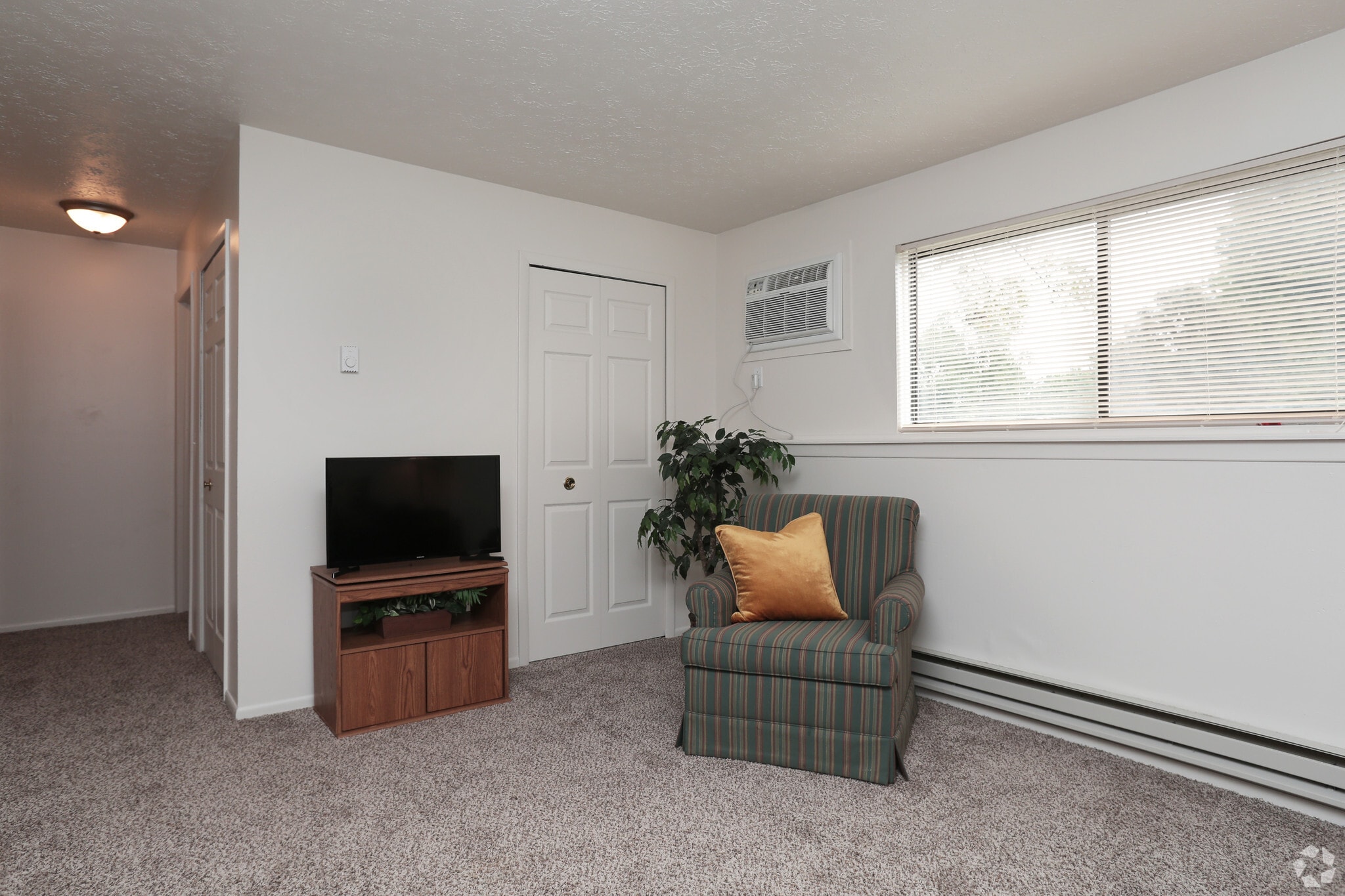 Colonial Manor Apartments – photo 4