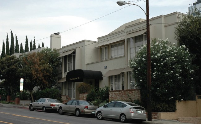 Building Photo - 1006 N Doheny Dr