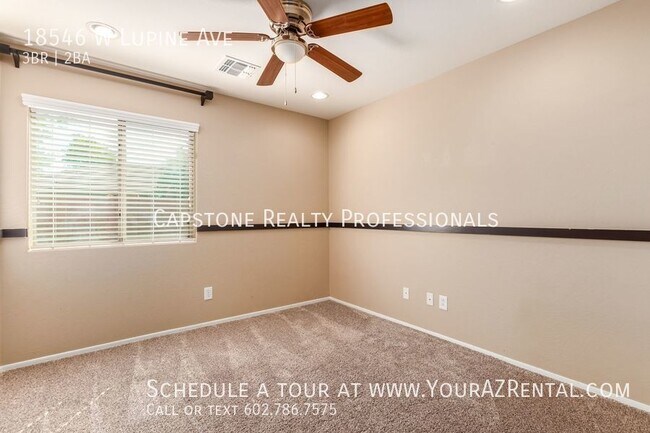 Foto del edificio - 3 Bedroom 2 bath home plus den located in ...