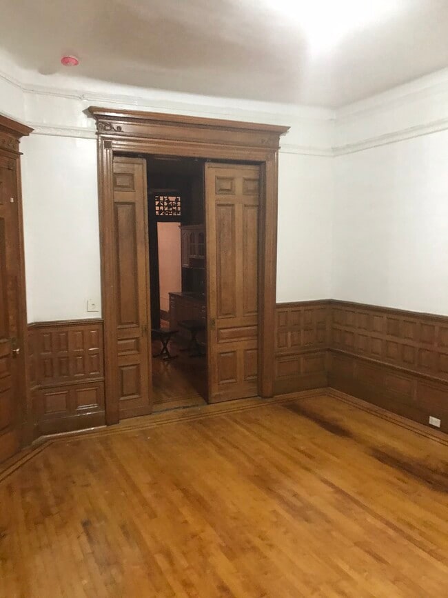 Building Photo - 15 W 120 St