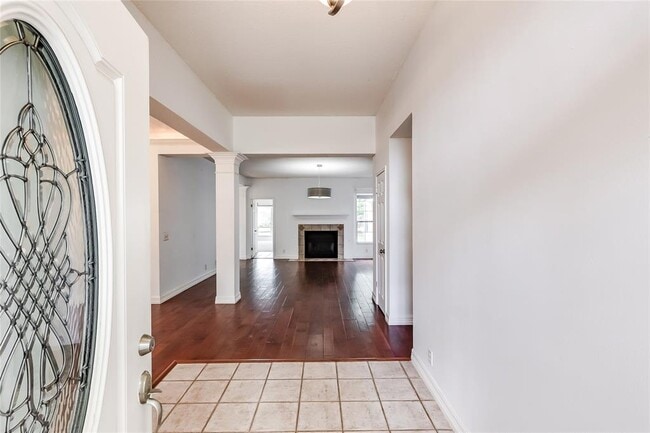Building Photo - 2106 Heather Dr