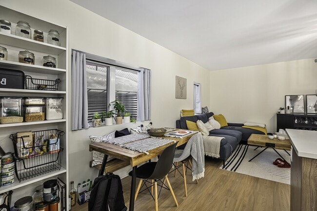 Building Photo - 527 Broadhead Av