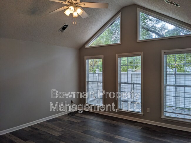 Building Photo - 145 Diamond Dr