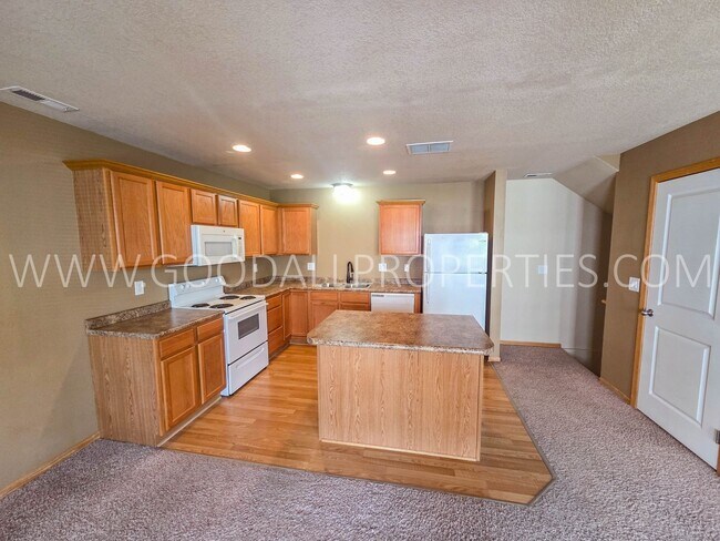 Foto del edificio - Pleasant Hill Townhome with 2-Car Garage & Walk-In Closets