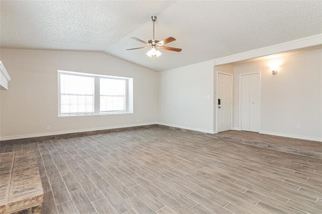 Foto del edificio - 2718 Holy Cross Ln