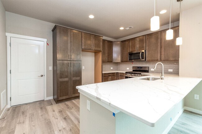 Foto del edificio - New House For Rent - Springs Ranch Colorad...