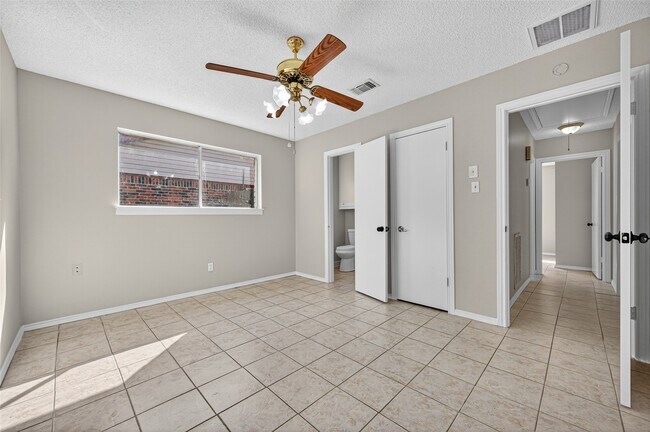 Foto del edificio - 7230 Oak Village Dr