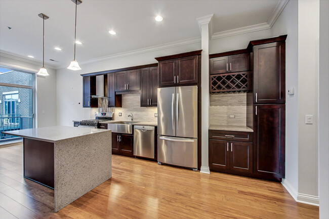 Foto del edificio - 1247 W Madison St