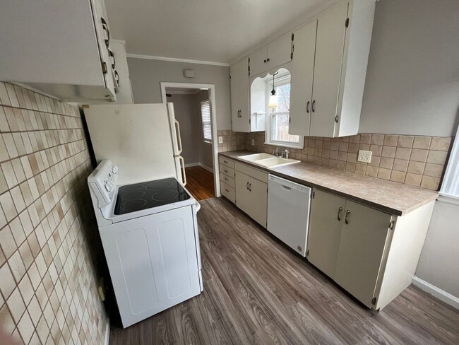 Building Photo - 3 Bedroom / 2 Bath Home!