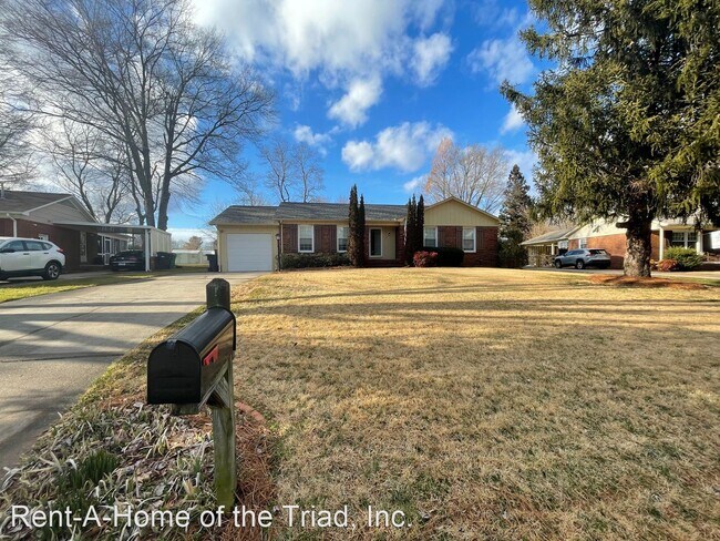 Building Photo - 4 br, 3 bath House - 3229 Pine Needles Road